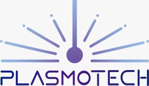 Logotipo Plasmotech tem tons roxos, nome em letra não serifada e imagem de raios que partem de um círculo central. Fim da descrição.