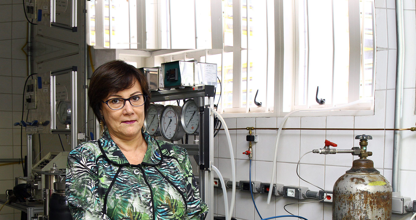 Foto da professora da FEA Unicamp, Maria Ângela de Almeida Meireles, está em pé no laboratório da universidade