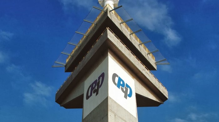 Foto de torre doi CPqD com logo do centro