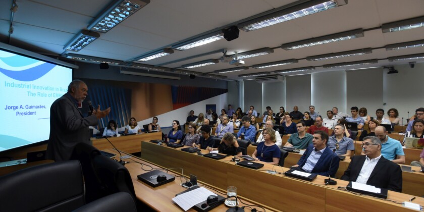 Professor Guimarães apresenta a EMBRAPII para auditório lotado na Unicamp