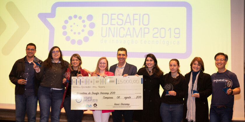 Equipe Esma com troféus e cheque no valor de 15 mil reais junto com o Prof. Newton Frateschi da Inova Unicamp e Adriana Petrella da Novartis