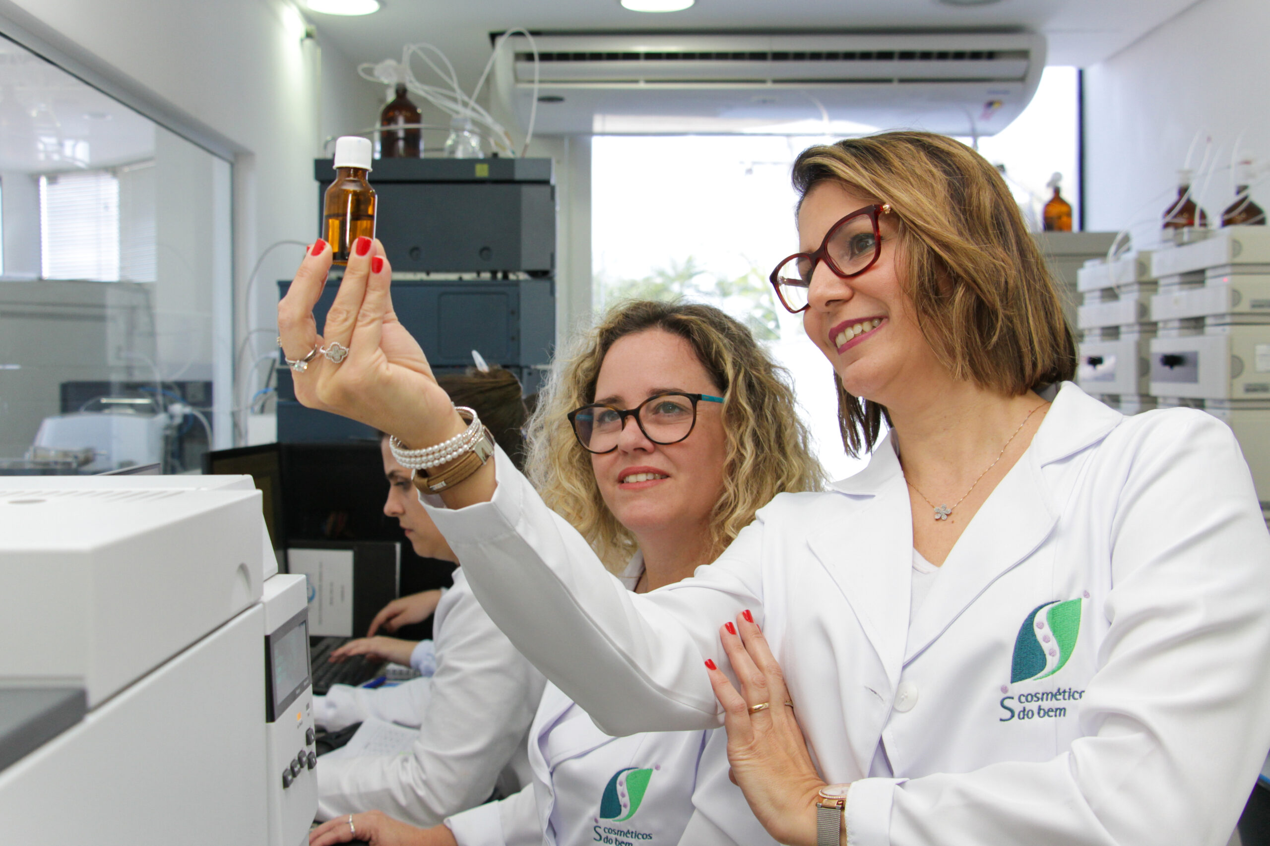 Soraya El Katib está com uma pesquisadora em seu laboratório segurando um dos produtos desenvolvidos