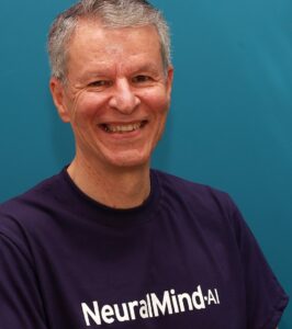 Professor Roberto Lotufo usando a camiseta roxa com o escrito NeuralMind-AI