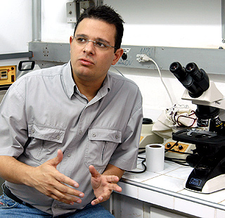 O professor Fábio Trindade Costa, coordenador da pesquisa: surgimento de cepas de parasitas resistentes é o maior desafio (Foto: Antoninho Perri)