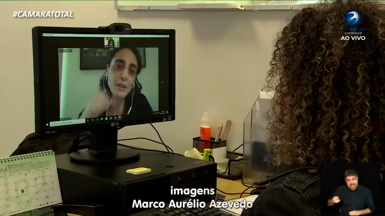 Pesquisadora Priscilla Efraim é entrevistada de forma remota com apoio de computador