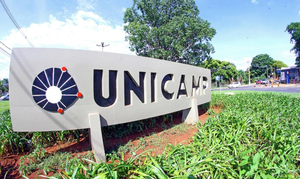 Placa com nome Unicamp escrito