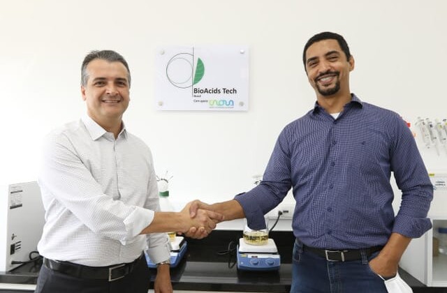 Aperto de mãos entre representante da RTB Energia e BioAcids Tech Brasil