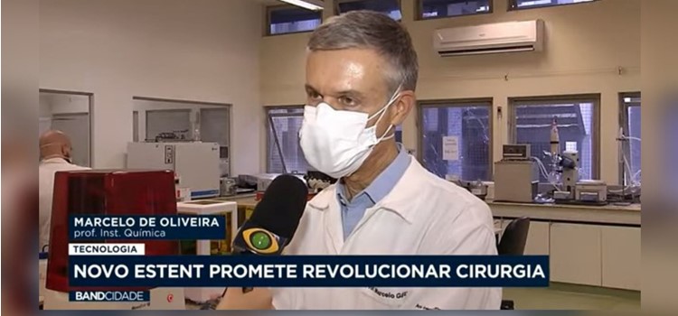 professor de máscara e jaleco brancos é entrevistado pela Band Campinas sobre nova geração de stent