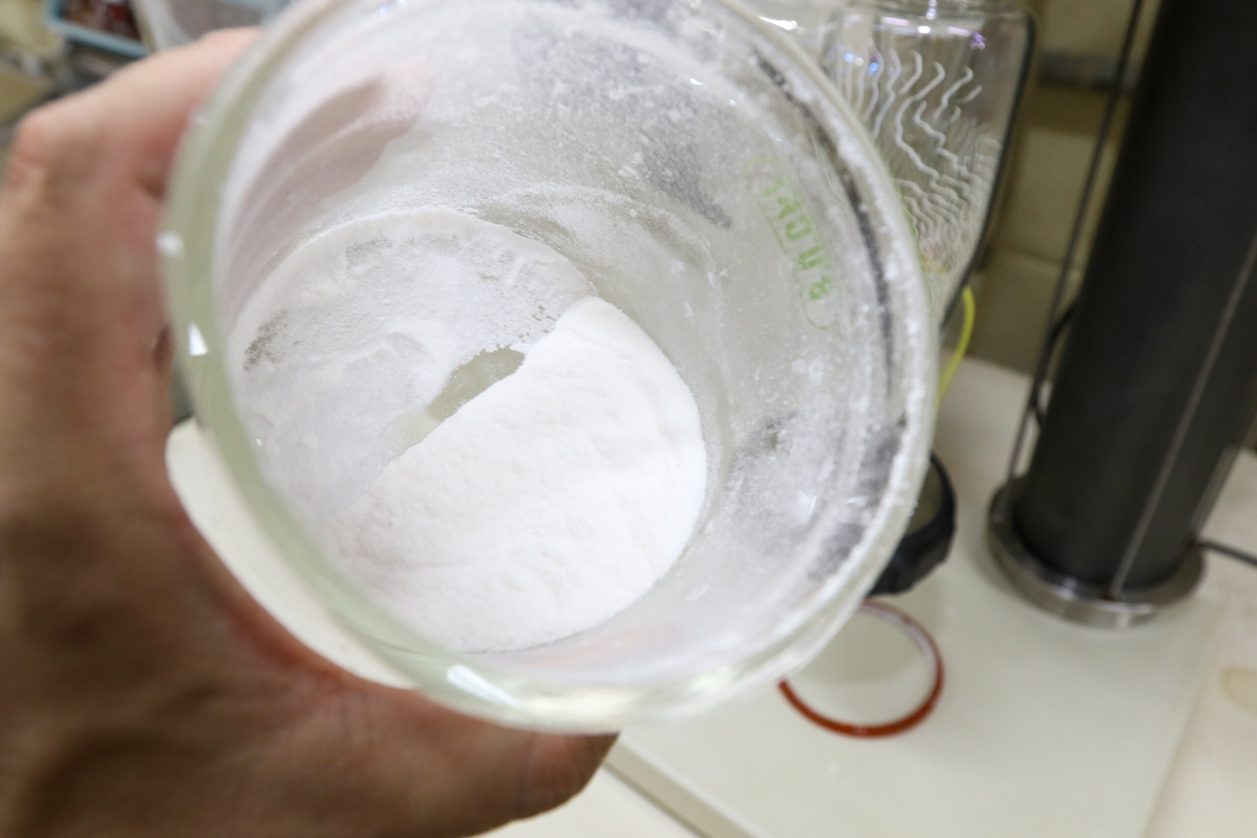 A foto mostra um recipiente contendo a tecnologia micro encapsulada, em forma de pó, para ser usada como antioxidante natural. 