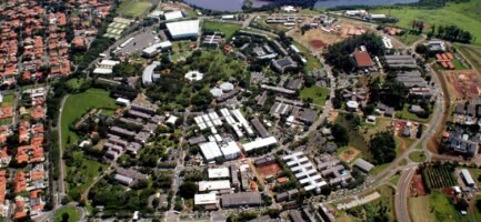 foto aérea do campus da Unicamp em Campinas com foco na grande praça central circular do ciclo básico, em cujo perímetro estão os edifícios dos institutos e faculdades.