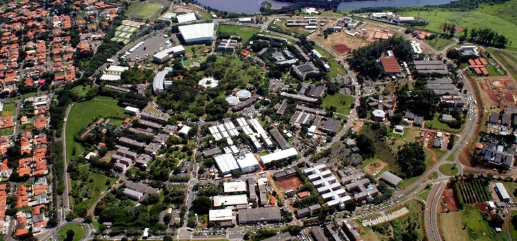 foto aérea do campus da Unicamp em Campinas com foco na grande praça central circular do ciclo básico, em cujo perímetro estão os edifícios dos institutos e faculdades.