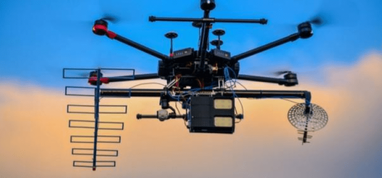 A imagem mostra um drone capaz de monitorar pragas nas lavouras brasileiras, favorecendo o desenvolvimento potencial das árvores. Fim da descrição.