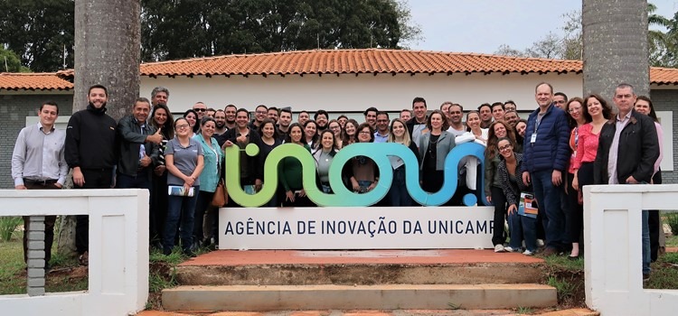 Muitas pessoas ao redor do letreiro Inova Unicamp
