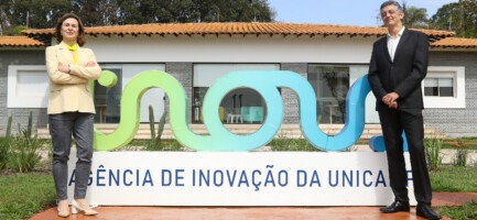 Foto do logo da Inova Unicamp com a professora Ana Frattini e o professor Renato Lopes nas pontas