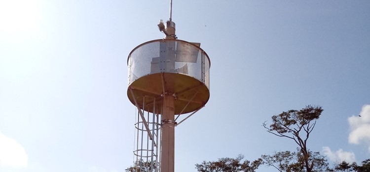 Torre metálica e circular onde ficam bateria e antenas do sistema de alertas SAFER.