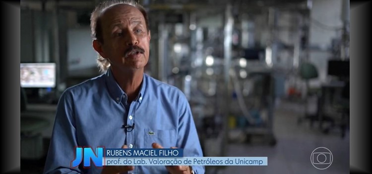 Print da entrevista do professor Rubens Maciel Filho, professor do laboratório de Valoração de Petróleos da Unicamp. Rubens é um homem branco, calvo e de bigode, que veste camisa azul clara. Fim da descrição.