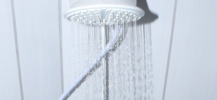 Imagem de um chuveiro aberto, ou seja, caindo agua