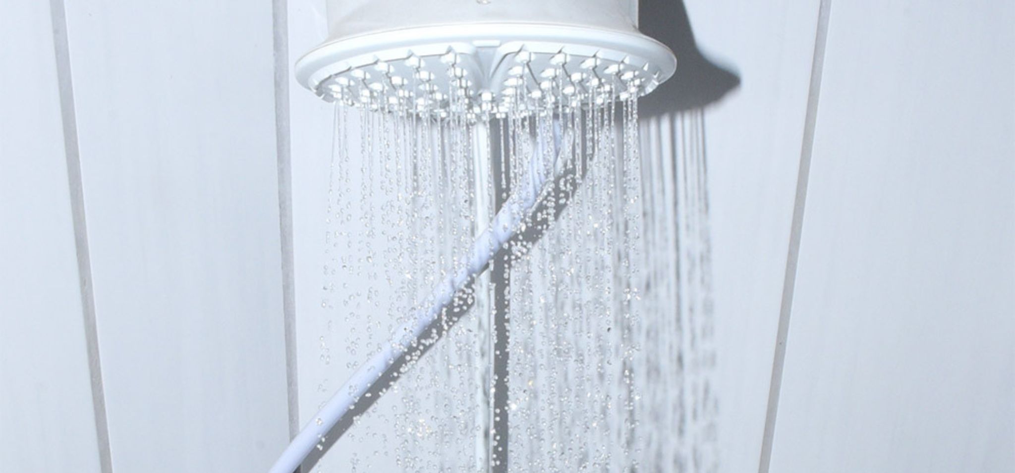 Imagem de um chuveiro aberto, ou seja, caindo agua