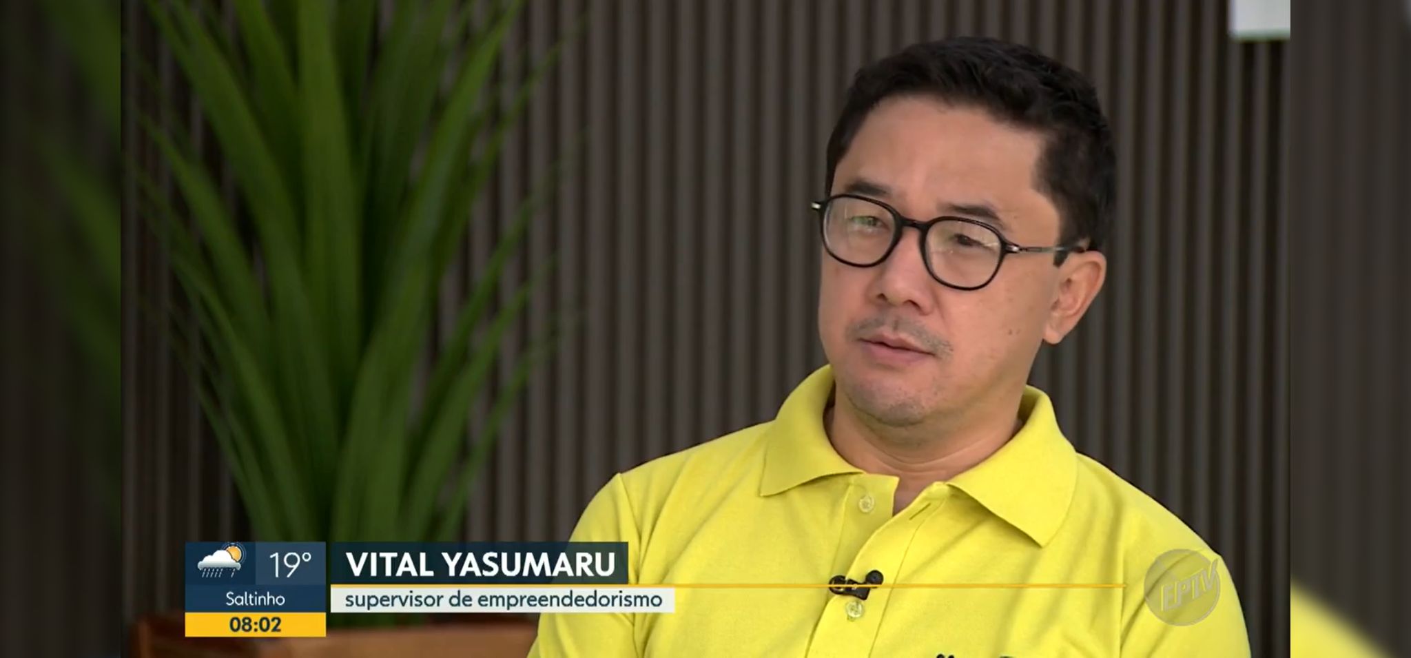 Captura de Tela. Vital Yasumaru, supervisor de empreendedorismo da Unicamp dá entrevista para a EPTV. Ele é um homem japonês de cabelos pretos, usa óculos de armação redonda e camisa polo verde abacate. Fim da descrição.