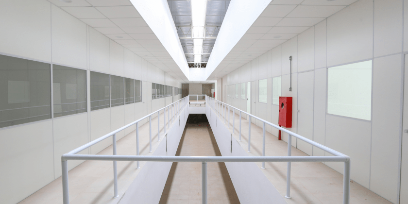Foto longitudinal interna de corredor de novo prédio do LABIOEN.