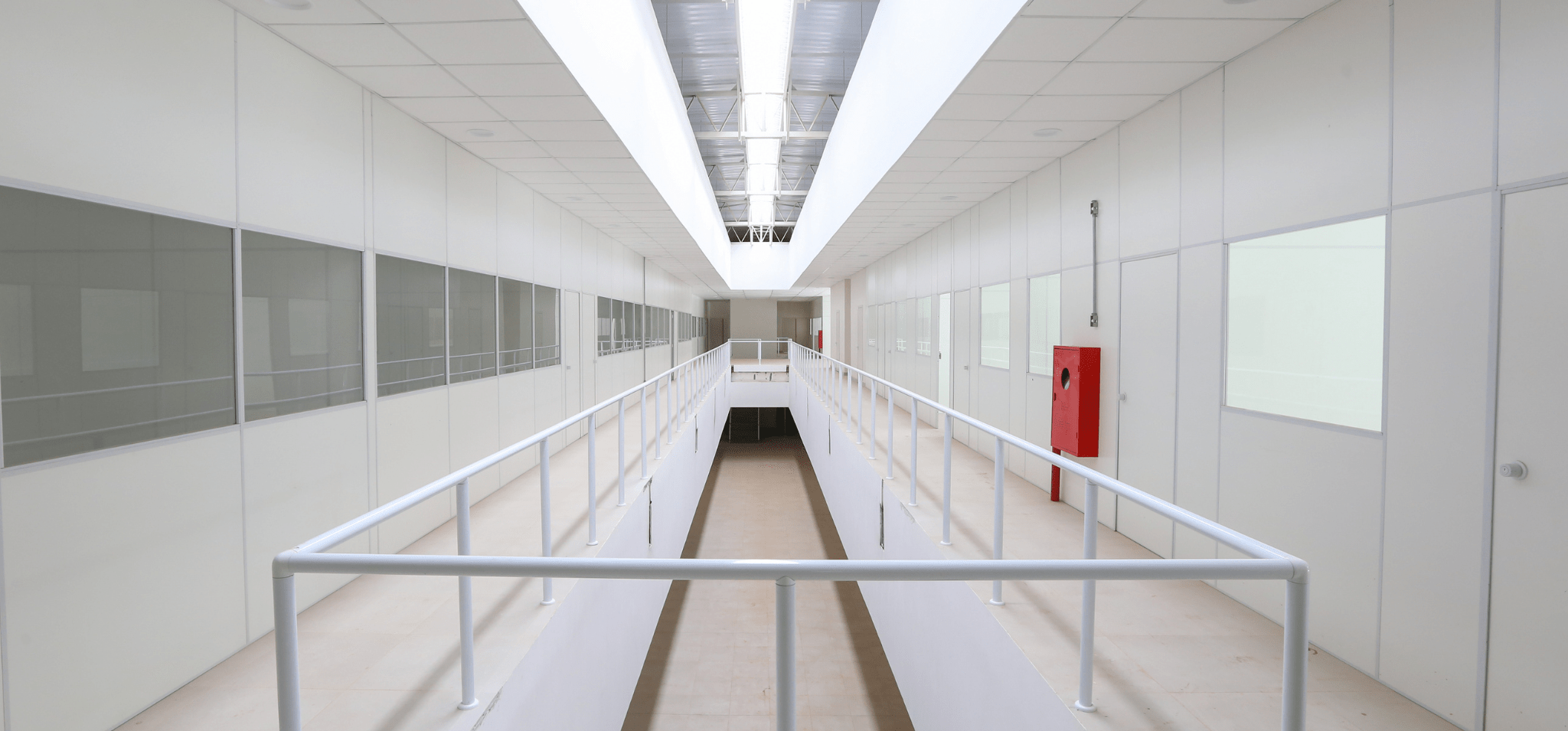 Foto longitudinal interna de corredor de novo prédio do LABIOEN.